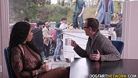 Nem hiszem el, hogy az ebony csaj Paris 10 hatalmas faszt vett be a szájával.