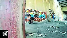 Açık havada duvara tombul çift sert boşalmalı sikiyor