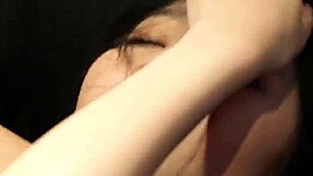 귀여운 한국 소녀가 섹스 보는 걸 오빠한테 들킴