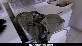 La zorra joven Avi Love le da una mamada babosa y mojada al padrastro y folla!