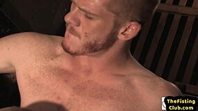 Wow, gay păroși și musculoși fisting în funduri cu ulei și mănuși