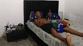 Чёрт, грязный отчим трахает большую задницу падчерицы на кухне, пока никого нет!