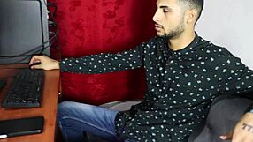 Horký rozhovor se změní v intenzivní masáž zadku pro štíhlou brunetku