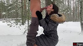 Chaude fille crève d'envie de sexe public en forêt enneigée - Ose regarder ?