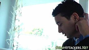 Hor med strapon knuller ræv