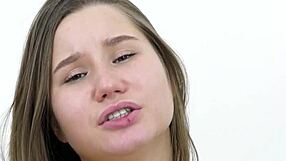 Соло пухлая девчонка Амалия Дэвис мастурбирует свою бриттую мокрую киску в 4K