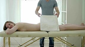 بيليندا تقول لعقني على طاولة التدليك