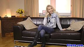 Evropska bejba z obrito muco jezdijo trd kurac starega moža