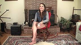 Bribarella Talks While Reaching Climax in Solo Masturbation