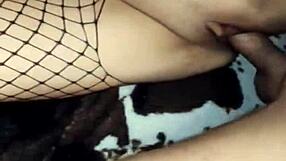 Секс жена получава дупето си чукано от приятел на мъжа в чорапи