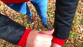 נתפס מאונן ביער, נערה חמודה 18+ נותנת עבודת יד מסוכנת! 🌳