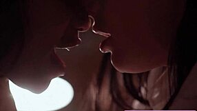 Angela White y Jenna Foxx tocan y lamen tetas grandes naturales en oficina