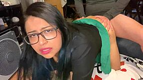 Figliastro corre ad aiutare la mamma giapponese bloccata in 4K e lei si piega per il suo grosso cazzo