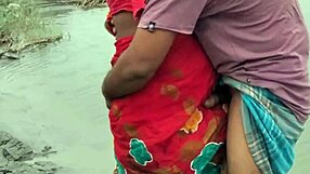 Бауди жестко трахают у реки в горячей индийской ролевой игре с тугими изгибами