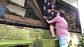 Zunanje fukanje na zapuščenem ranču - javna akcija na kmetiji.