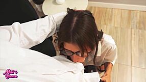 昇給を期待してお尻をチラ見せしたら、上司が激しくハメてくれた！