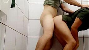 Warum hat meine sexy Stiefschwester mich ins Bad gezerrt für stehenden Spaß?