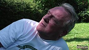 초섹시 아가씨가 할아버지랑 떡치고 정액 삼켜