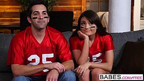 Rubia joven Adria Rae con gafas nerdy culo con polla de Lucas Frost