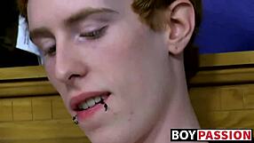 رجل أحمر الشعر يسرب أسرار قبل جلسة لعب بالألعاب منفردة