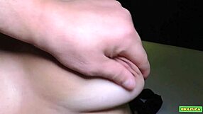 Pegando a universitária gostosa no pênis sem camisinha ela tem uns peitos naturais e gostosos