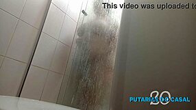 Transando escondido com o cara que veio arrumar o chuveiro em casa