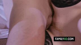 Kåd stedfar borer rødhåret ung tøs til halloween sjov. Madi Collins og Melody Mynx skriger højt.