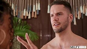 Милфаста фит јога милф Медуса јаше младог ждрепца курац у интензивној целодневној сесији