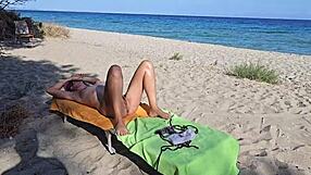 Вуайерист на общественном нудистском пляже снимает натуральную девушку, наслаждающуюся нудизмом