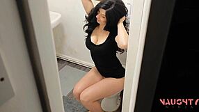 Am prins-o pe mama prietenului meu goală în toaletă la petrecerea de noapte, șocant!