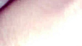 Mi papá entra a mi cama y me deja su leche