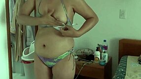 Латинка съпругата ми показва бикини тяло на плажа