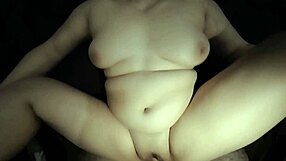 Жена с большой жопой и натуральными сиськами поймана мастурбирующей в домашнем любительском видео мужем.