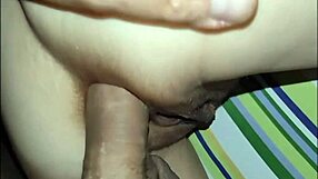 Medan jag rider min mans kuk, fingrar hans vän min tighta arsle.