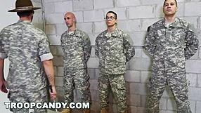 Гей-сержант проводит жёсткую анальную тренировку для новобранцев