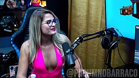 Bruna Carlos takes a walk with Ruan, driving him wild.