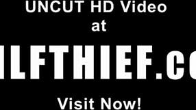 מילף גנבת סופי מארי מוצצת זין שומר קניון כדי לברוח מצרות ומקבלת חזק בסגנון כלב