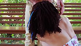 Wow! Vzájomné masturbovanie vo verejnom parku s výstrelom do úst!