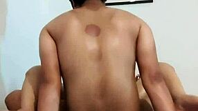 Ταϊλανδέζα MILF παίρνει λιπαρό μασάζ και λίγη επιπλέον προσοχή