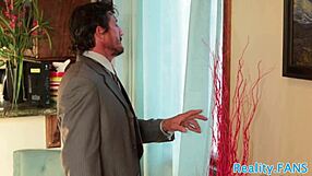 Dristig milf rider pik intenst før hun bliver kneppet doggystyle med cum på patter