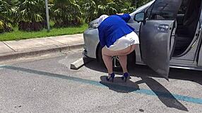 Chytili mě, jak prstím v autě bez kalhotek, velká prdel BBW dává kouření venku