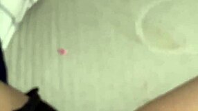 Брюнетка MILF си пръсти мократа путка соло за удоволствие