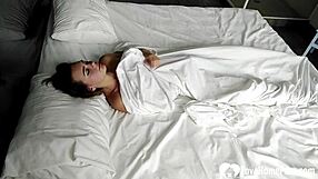 Teen fingering her slit in bed