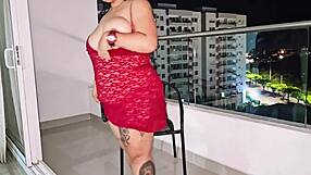 Milf horny hospodyňka masturbuje na balkóně venku, ukazuje velké kozy a drká pičku dildem, chce velký černý pták na interracial sex, budeš mě šoustat 😏