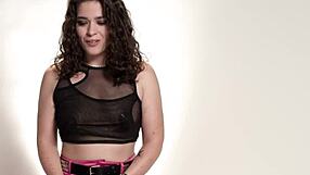 Victoria Voxxx shows how she orgasms solo up close.