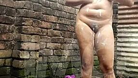 Vi a Ruiva Explodir de Tesão com Três Caras Dotados