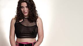 Victoria Voxxx shows how she orgasms solo up close.