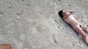 낯선 남자가 해변에서 털 많은 누드리스트를 격렬하게 미션너리로 박아대