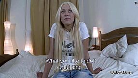 Fiatal szőke csaj kamerán kapva, otthon veszi a faszt