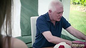 Tini punci összetörve öreg fasszal garázs szexben, mélytorok fújás, meghajolva baszás, cum, misszionárius lovaglás